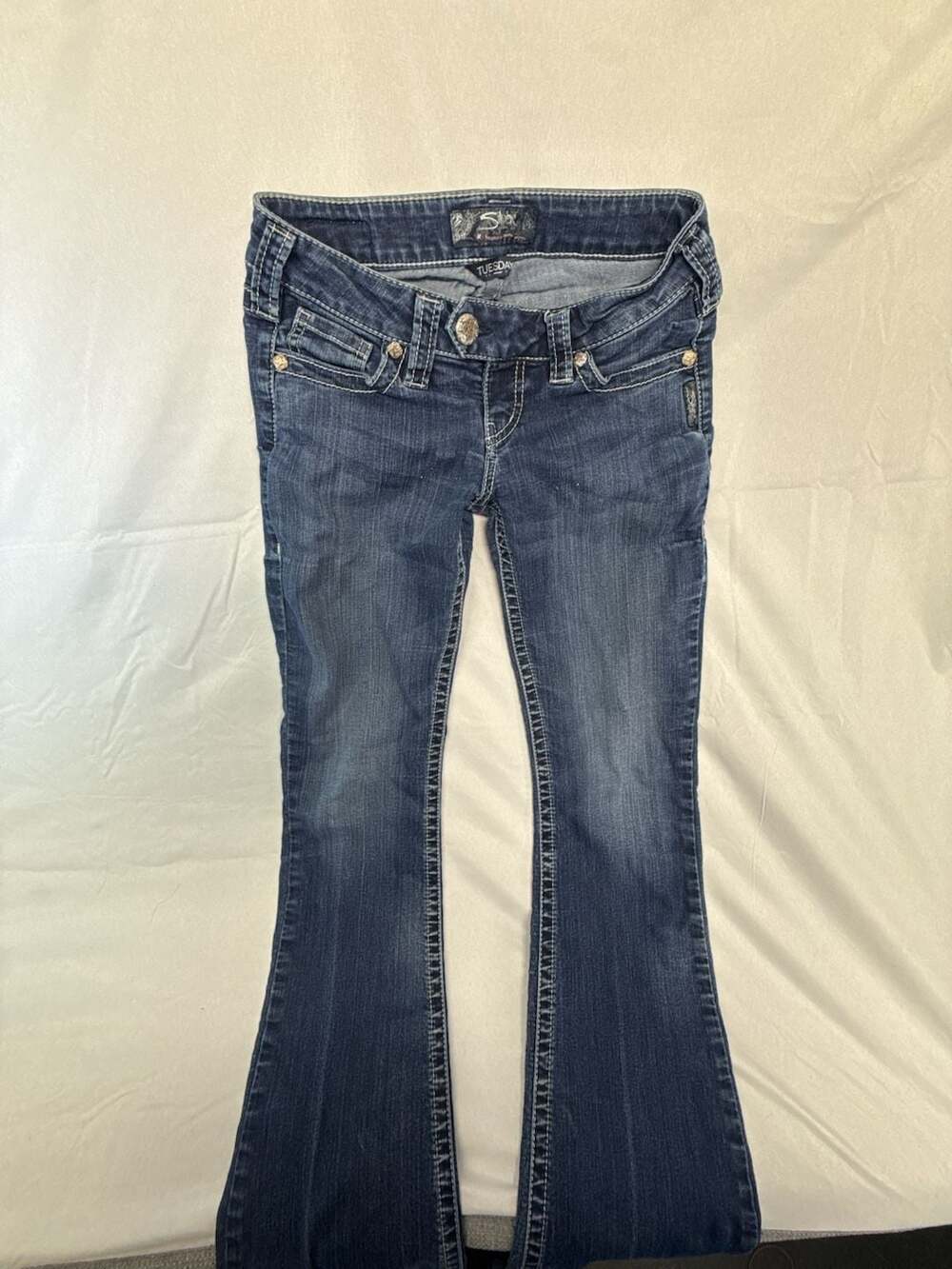 Silver Jeans Tuesday Size W26/L33 Bootcut Denim Dark Wash Distressed Hem